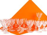 un grand nombre de verres à vin posés sur une table