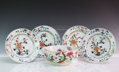 quatre assiettes et un bol posés sur une table
