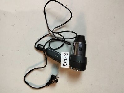 un câble branché à un chargeur posé sur une table