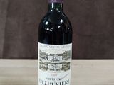 une bouteille de vin posée sur une table