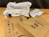 une boîte brune sur une table en bois avec un sac blanc dessus