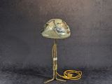 l'image d'une lampe posée sur une table