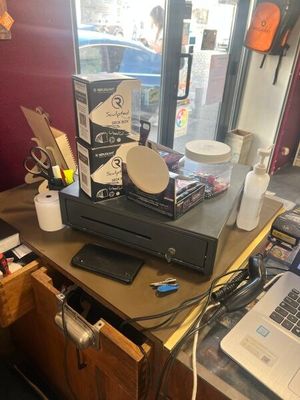 un ordinateur portable posé sur un bureau devant une fenêtre