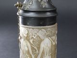 un vase posé sur une table et entouré d'une chaîne