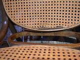 un gros plan d'une chaise en bois percée de trous