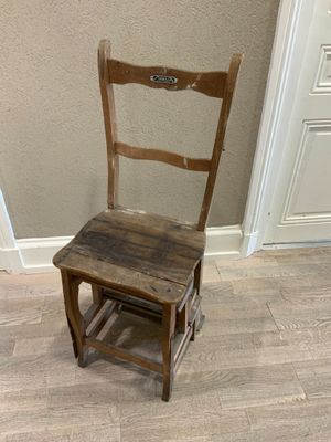 une chaise en bois posée dans un coin d'une pièce