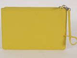 un sac à main jaune muni d'une fermeture éclair à l'intérieur