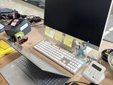 un bureau sur lequel se trouvent un ordinateur, un clavier, une souris et d'autres objets