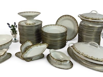 un grand nombre d'assiettes et de bols posés sur une table