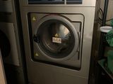 une photo d'un lave-linge et d'un sèche-linge dans une buanderie
