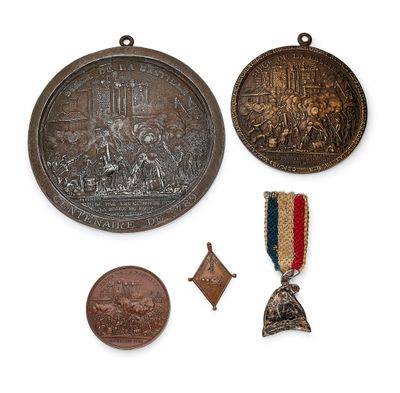 trois médailles et une médaille sur fond blanc