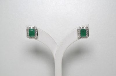 une paire de boucles d'oreilles en émeraude et diamant