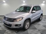 la volkswagen tiguan est garée sur un carrelage à carreaux