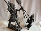 deux figurines représentant un homme et une femme armés de lances et de javelots