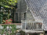 une image représentant une maison sur un pont enjambant une rivière