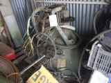un tas de vieilleries dans un garage, avec une pancarte dessus