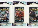 On voit trois paquets de cartes à collectionner Pokémon posés sur une surface blanche.
