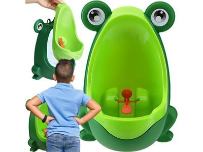 un petit garçon debout à côté d'un urinoir en forme de grenouille