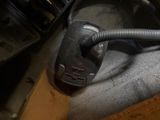 un aspirateur posé par terre à côté d'une table