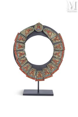 ASIE Collier plastron Monté sur plaques à décor de bouddhas …