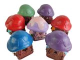 un groupe de petits champignons en plastique posés sur une surface blanche