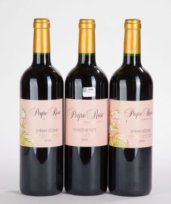 trois bouteilles de vin posées l'une à côté de l'autre sur une table