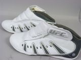 une paire de chaussures posée sur une table