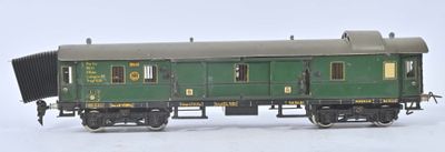 un wagon vert immobilisé sur les rails, dans la neige