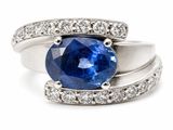 gros plan d'une bague en saphir bleu et diamant sur fond blanc