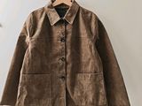 la veste est suspendue à un cintre sur le mur