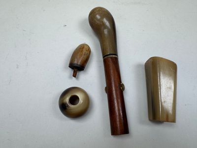 une image représentant une paire de cannes en bois et un maillet en bois