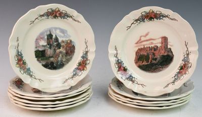 quatre assiettes ornées d'une image représentant un château