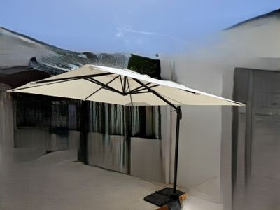 un parapluie blanc posé sur une table en bois
