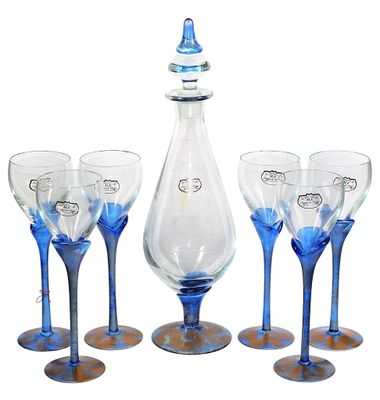quatre verres à vin et une carafe posés sur la table