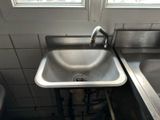un lavabo et une fenêtre dans une petite pièce