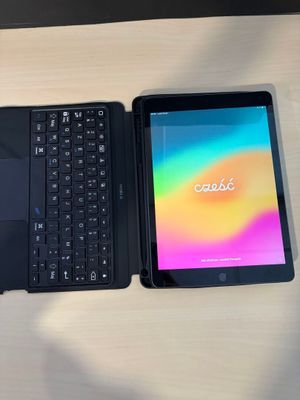 deux ordinateurs portables posés l'un à côté de l'autre sur une table