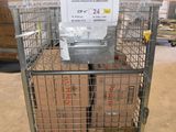 une cage métallique sur laquelle est accrochée une pancarte, dans un entrepôt