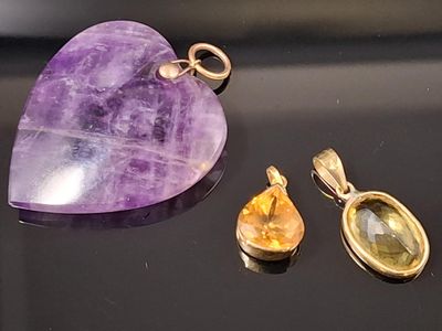 Deux pendentifs en or jaune 750 millièmes et citrine 5 g, et…