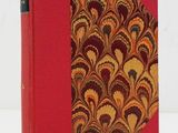 une image représentant un livre à la couverture rouge ornée d'un motif
