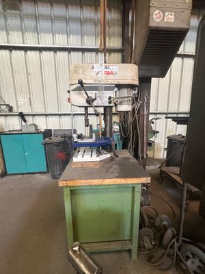 une machine qui se trouve à l'intérieur d'un bâtiment