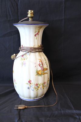 Pied de lampe en porcelaine, à décor de fleurs et personnage…