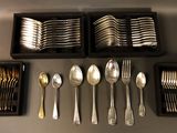 beaucoup de cuillères et de couverts sur une table
