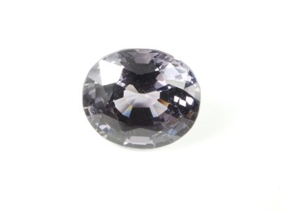 un gros plan d'un diamant noir et blanc sur une surface blanche