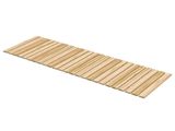 La planche de bois est posée sur le sol, à côté du fond blanc.