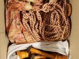 une boîte remplie de laine et d'autres objets