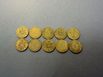 un groupe de cinq pièces d'or posées sur une table