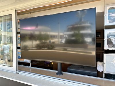 un grand téléviseur à écran plat exposé dans la vitrine d'un magasin