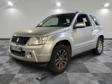 une photo d'un SUV argenté garé sur un sol à damier