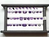 un gros plan sur une vitrine contenant des pierres précieuses violettes