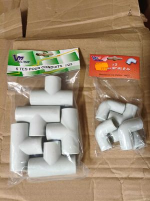 une boîte en carton contenant tout un tas de pièces blanches